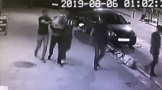 Komşusunun başına silah dayayıp 135 bin lirayı gasp ettiler