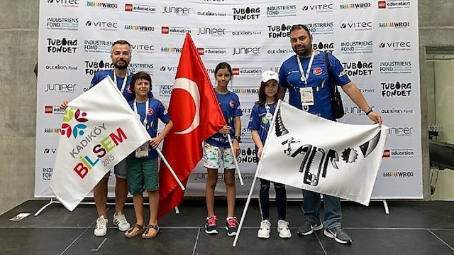  DÃ¼nya Robot OlimpiyatlarÄ±'na (World Robotic Olympiad) katÄ±lan KadÄ±kÃ¶y BÄ°LSEM Ã¶ÄŸrencileri AyÅŸe Ada BeÄŸendi, RÃ¼zgar Ertem ve Ada AktoÄŸu, 32 Ã¼lkeden 158 takÄ±mÄ±n katÄ±ldÄ±ÄŸÄ± yarÄ±ÅŸmada, kurallÄ± WeDo kategorisinde dÃ¼nya ikincisi oldu.