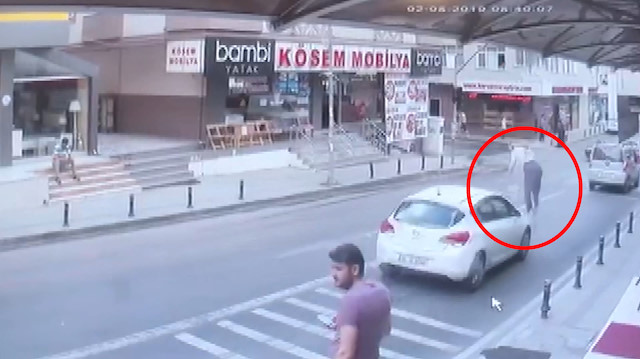 Kadının 4üncü kattan otomobilin üzerine düşme anı kamerada