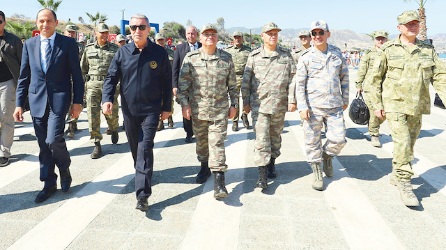 KKTC Başbakanı Kudret Özersay (Soldan 1), Hulusi Akar (Soldan 2), Genelkurmay Başkanı Org. Yaşar Güler (Soldan 3), Kara Kuvvetleri Komutanı Org. Ümit Dündar (Soldan 4), Hava Kuvvetleri Komutanı Org. Hasan Küçükakyüz (Soldan 5) ve Deniz Kuvvetleri Komutanı Ora. Adnan Özbal (Soldan 6)
