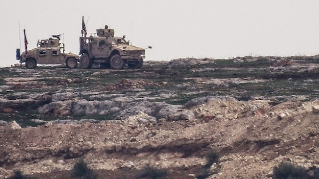 PKK'lı teröristler hendek kazarken, ABD askerleri nöbet tuttu.