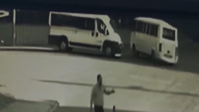 Servis minibüsünün çarptığı Özlem hayatını kaybetti