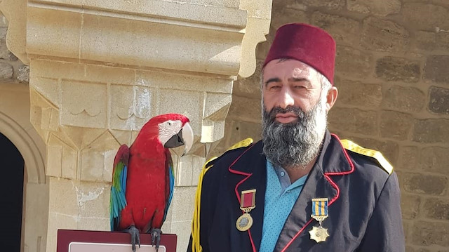 Nazım Cihan ve papağanı Paşa