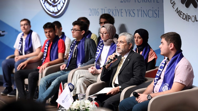İstanbul Medipol Üniversitesi Rektörü Prof. Dr. Sabahattin Aydın, şampiyonlarla bir araya geldi