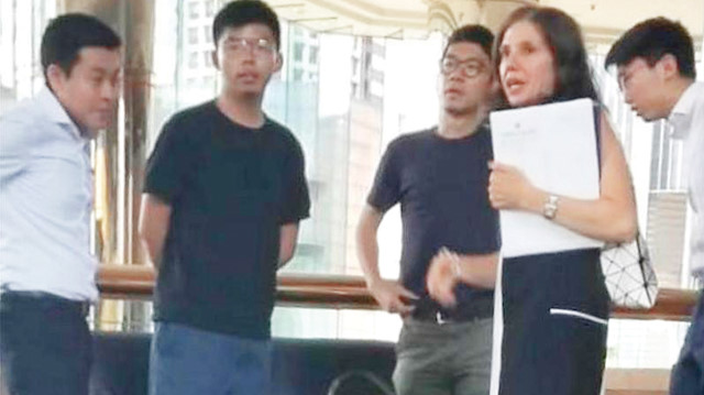 Hong Konglu aktivistlerle görüşen ABD’li diplomat Julie Eadeh’in, Çince, Arapça, İspanyolca, Fransızca bildiği ve daha önce Musul, Bağdat ve Riyad’ta görev yaptığı medyada çıkan haberde belirtildi.