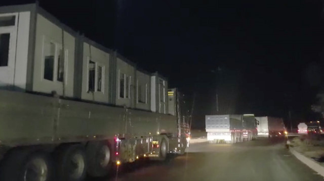 Anadolu Ajansı, dün akşam ABD'nin Suriye-Irak sınırındaki Simelka Sınır Kapısı'ndan gerçekleştirdiği yeni sevkiyatları görüntüledi.