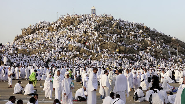 Şeytan taşlamanın ardından Mescid-i Haram'a giderek ziyaret tavafı ve sa’y görevini yapacak hacılar, tıraş olarak ihramdan çıkacak.