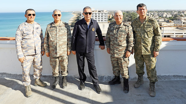 Maraş Emniyet Komutanlığı’nda brifing alan Akar ve beraberindekiler, kapalı Maraş bölgesinde helikopterle havadan ve karadan incelemelerde bulundu.