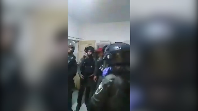Tam teçhizatlı İsrail askerleri Filistinli bir ailenin evini bastı