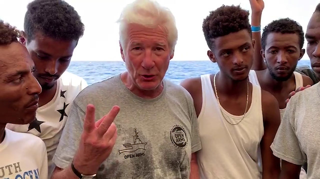 Richard Gere, göçmenler ve onları denizden kurtarmak için çalışan sivil toplum kuruluşlarıyla dayanışma eylemi yaptı.