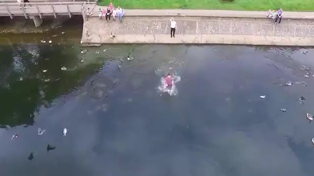 Düşen drone yi kurtarmak için gölete atladı