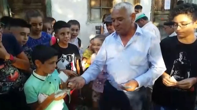 Antalyalı iş adamı mezarlık ziyareti yapanları paraya boğdu