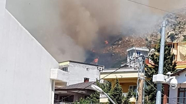 Balıkesir'deki orman yangını, rüzgarın da etkisiyle yerleşim yerlerine doğru ilerliyor.