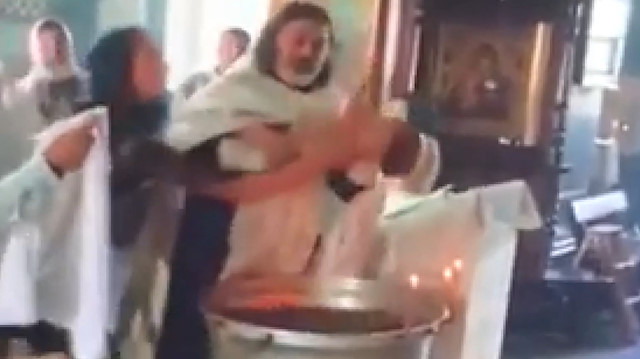 Kilise papazından yeni doğan bebeğe vaftiz sırasında şiddet