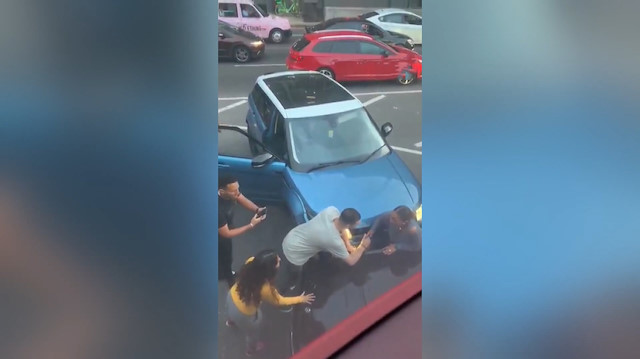 İngilterede iki aracın arasına sıkışan kadın görenleri hayrete düşürdü