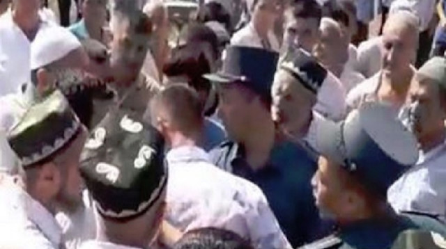 Gösteriye katılanlar, Namangan yetkililerine mezarlığı yerel sakinlere iade etme talebinde bulundular.