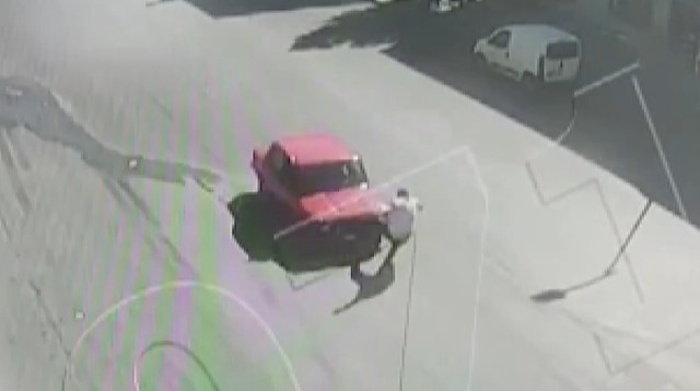 Drift yapan kişiyi engellemek isteyen yaya aracın üzerine atlayınca olanlar oldu