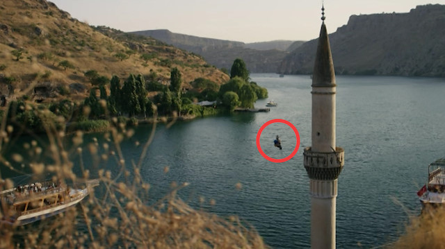 Dünyaca ünlü sporcudan Halfetide nefes kesen akrobasi şovu