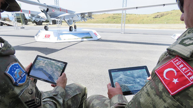 SİHA ve İHA'ların uçuşları askerlerdeki tabletlerden de kontrol edilebiliyor. Fotoğraf: Arşiv.