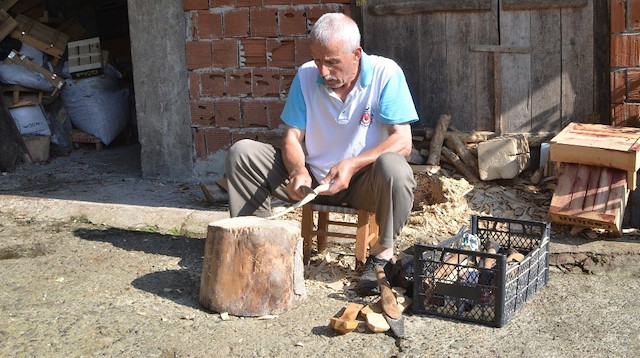 Yusuf Aydın, el emeği ile ürettiği kaşığı bir saatte bitiriyor.