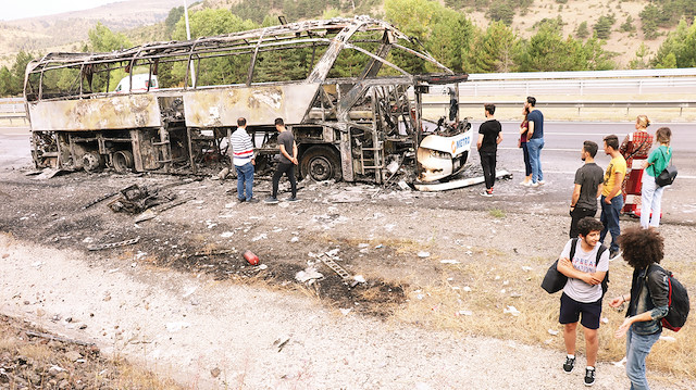 Yangın nedeniyle otobüs kullanılamaz hale geldi.