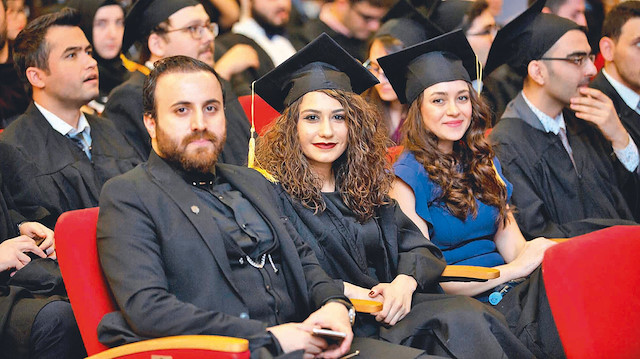 Bursiyerler, yurt dışında resmi burslu veya kısmi burslu statüde öğrenim göreceği sürenin iki katı kadar mecburi hizmetle yükümlü olacak.