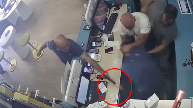 Telefon bayisini basıp çalışanı silahla vurdular
