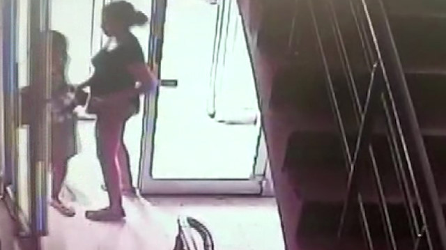 Komşusunun kızını darp eden öğretmen kamerada