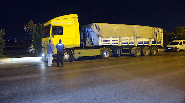 TIR'a sahte plaka takan dolandırıcılar 540 çuval hayvan yemi çaldılar.
