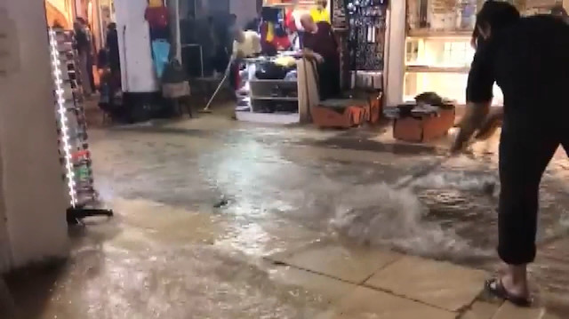 İstanbul'da sağanak yağış: Kapalıçarşı'yı su bastı