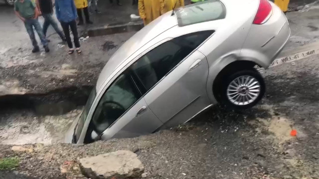 Park halindeki araç yol çökmesi sonuca oluşan çukura düştü