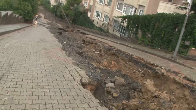Üsküdar'da sağanak yağış sonrası yol çöktü