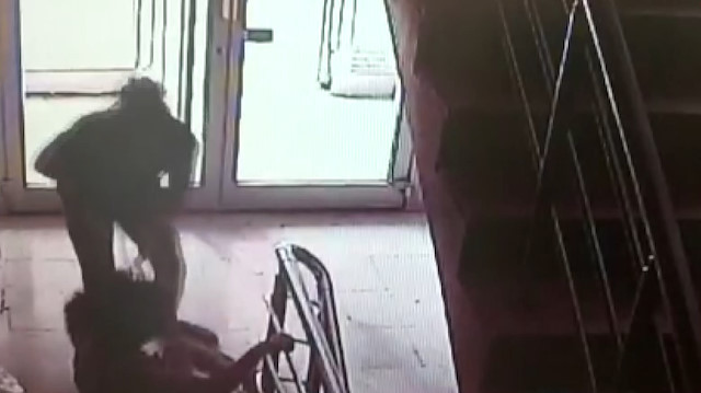 Öğretmen kadın komşusunun kızına omuz atıp darp etti