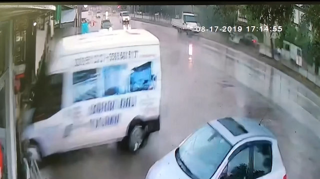 Kontrolden çıkan minibüs kafeteryaya daldı