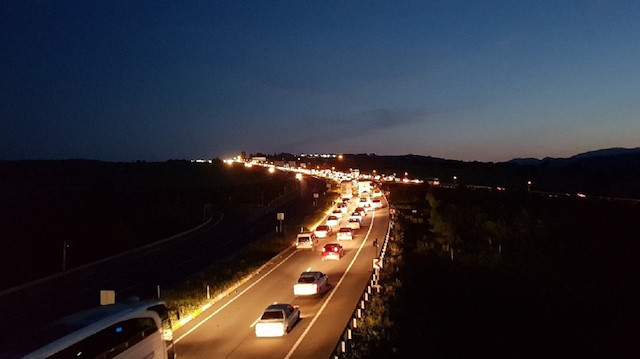 Bayram tatilini uzatan sürücüler gece yollara düştü