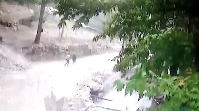 Çocuğun kafasına kaya parçasının düşme anı