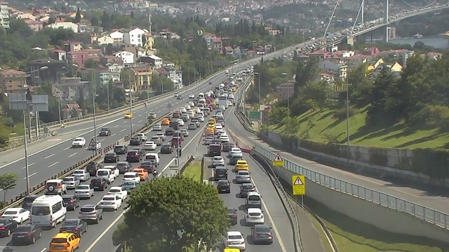 15 Temmuz Şehitler Köprüsü’ndeki kaza nedeniyle trafik durma noktasına geldi.