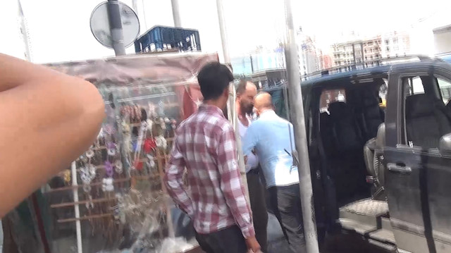 Taksim Meydanı’nda seyyar çaycıyla minibüs şoförü arasında arbede
