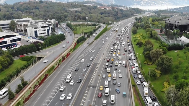 Tatil dönüşü trafik havadan görüntülendi