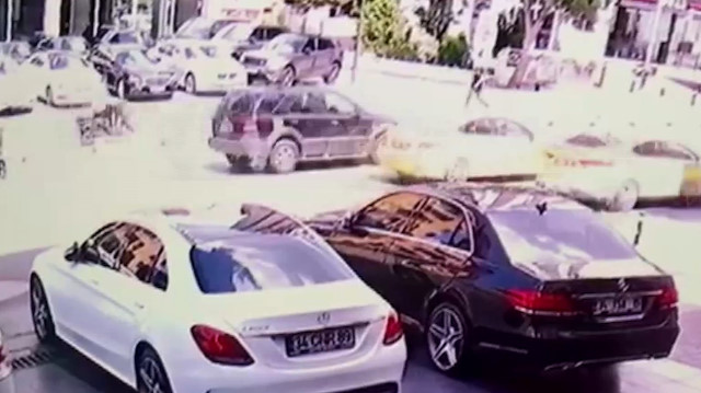 Motosikletliye çarpan lüks cip kaldırıma çıktı