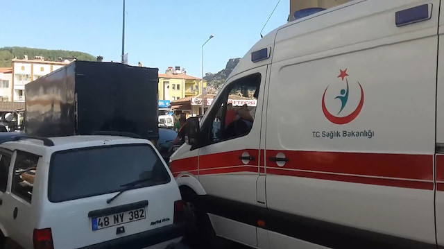 Ambulans hatalı park nedeniyle güçlükle ilerledi