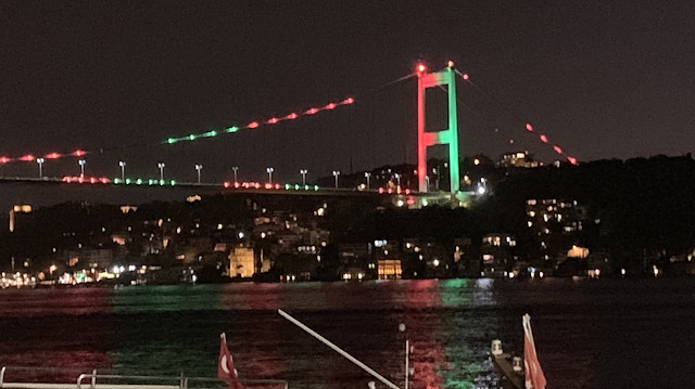 Köprüler Afganistan için kırmızı ve yeşil ile aydınlatıldı