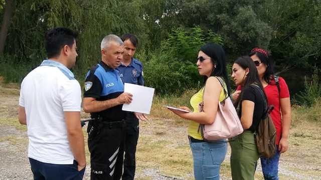 Kırıkkale'de polis vatandaşlara uyarıda bulunurken.