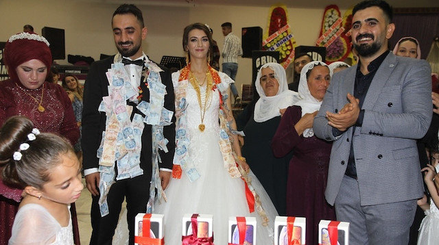 Evlenen kardeşine 50 bin TL'lik telefon taktı