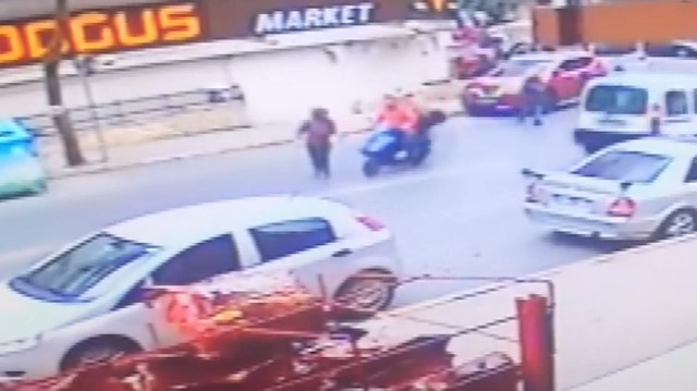 Güngören'de motosikletlinin kadına çarpma anı kamerada