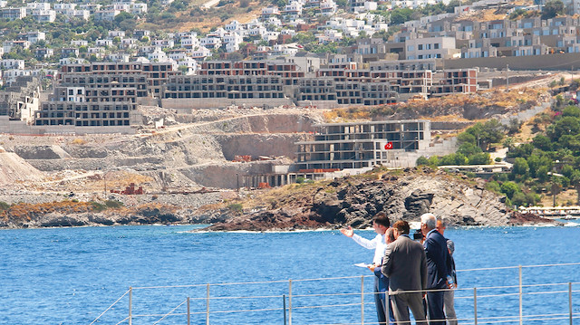 Çevre ve Şehircilik Bakanı Murat Kurum ve beraberindeki heyet, Muğla’nın Bodrum ilçesinde kıyı ve koylarda kaçak yapı ve çevre temizliği denetimleri yaptı.
