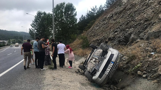 Sürücüsünün direksiyon hakimiyetini kaybetmesi sonucu araç yoldan çıkarak yan yattı.