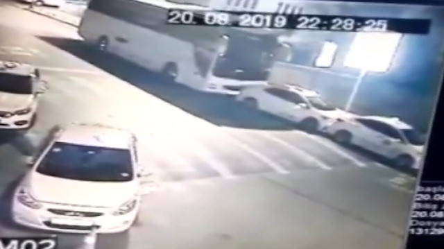 Park halindeki otobüsün 3 taksiye çarpma anı kamerada