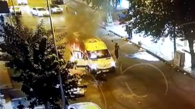 PKK'lı teröristlerin cadde ortasında minibüsü yakma anı