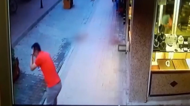 Çocuğun 4. kattan düşme anı güvenlik kamerasında